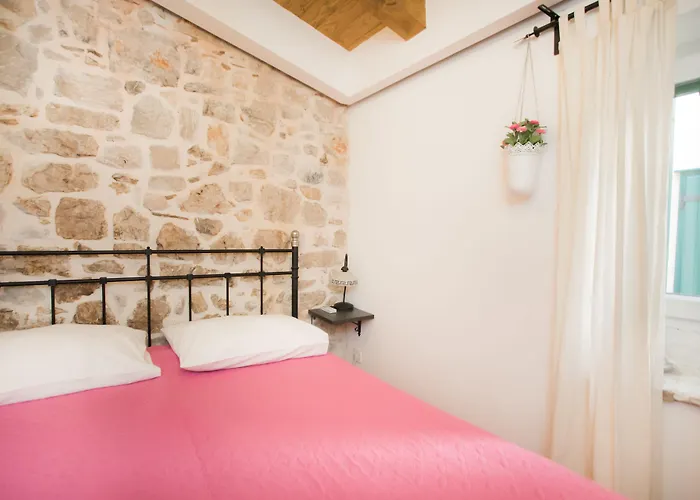 诺夫克尔科浮公寓 *