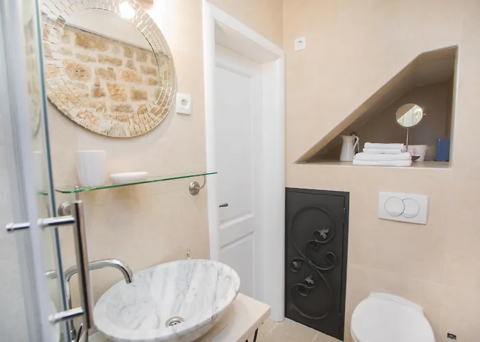 诺夫克尔科浮公寓 希贝尼克