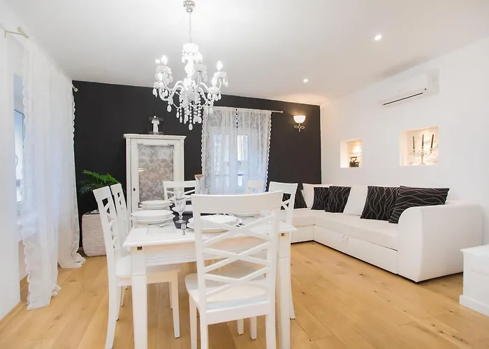 诺夫克尔科浮公寓 *